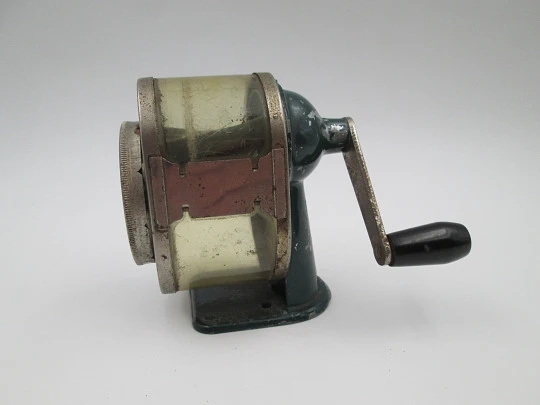 Desk table pencil sharpener. Metal & celluloid. Cylindrical cutter. Hand crank. 1950's. USA