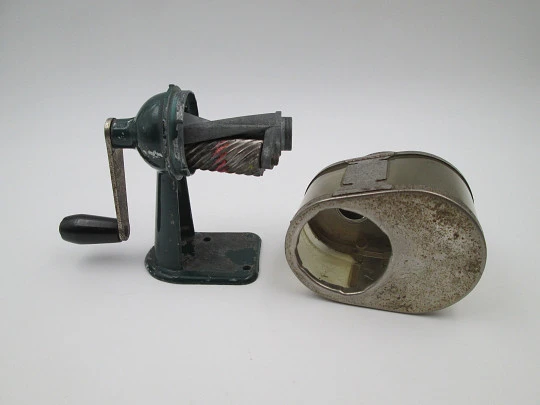 Desk table pencil sharpener. Metal & celluloid. Cylindrical cutter. Hand crank. 1950's. USA