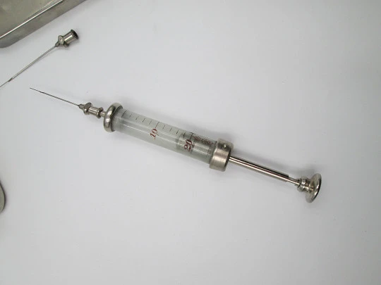 Detachable syringe Record travel set with needles and sterilizer. Stainless steel. 1950's