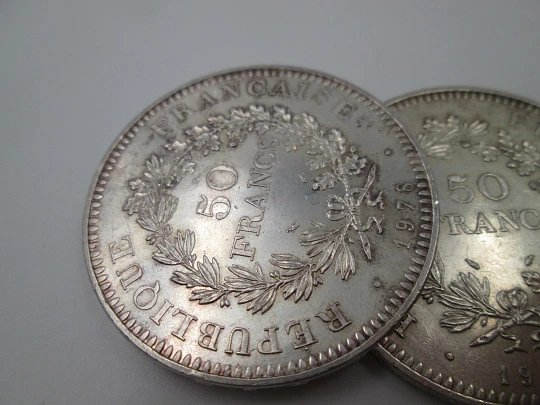 Dos monedas 50 francos República Francesa. Plata de ley. Hércules (Dupré). 1977-78