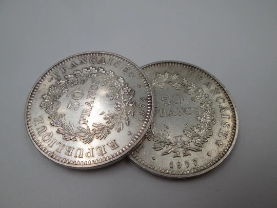 Dos monedas 50 francos República Francesa. Plata de ley. Hércules (Dupré). 1977-78