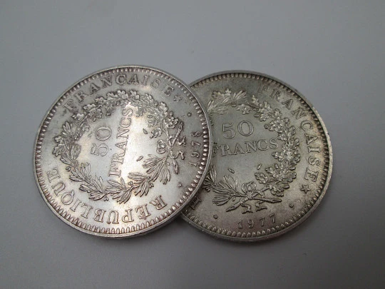 Dos monedas 50 francos República Francesa. Plata de ley. Hércules (Dupré). 1977-78