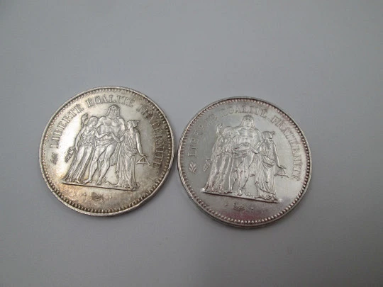 Dos monedas 50 francos República Francesa. Plata de ley. Hércules (Dupré). 1977-78