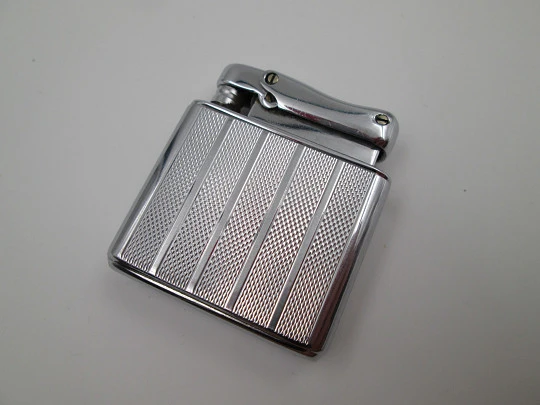 Encendedor gasolina Colibri Monopol. Metal plateado. Patrón geométrico. Inglaterra. 1950