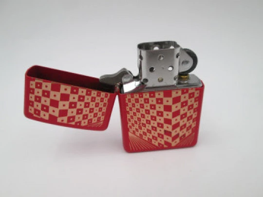 Zippo Encendedor de bolsillo rojo metálico con diseño superior de caja roja