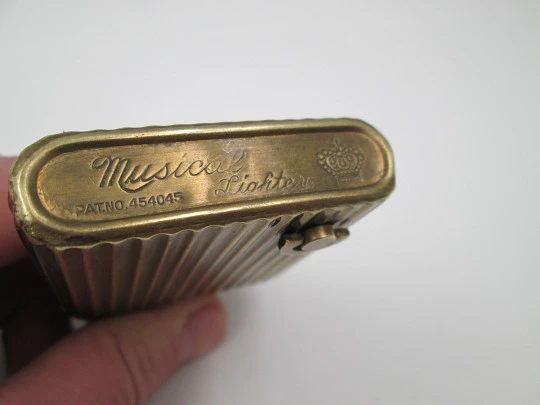 Encendedor musical gasolina Royal Crown. Metal dorado. Patrón acanalado. Japón. 1940