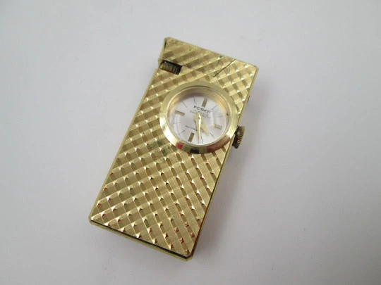 Encendedor reloj mecánico Foska. Metal chapado oro. Patrón romboidal. Suiza. 1960