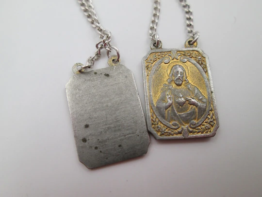 Escapulario Virgen del Carmen y Corazón de Jesús. Plata ley dorada. Cadena barbada. 1950