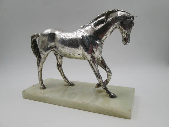 Escultura caballo chapada en plata con base de mármol blanco. Cunill Orfebres. 1990