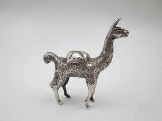 Escultura en miniatura figura llama. Plata de ley 925 milésimas. Sudamérica. 1970