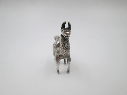 Escultura en miniatura figura llama. Plata de ley 925 milésimas. Sudamérica. 1970