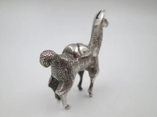 Escultura en miniatura figura llama. Plata de ley 925 milésimas. Sudamérica. 1970