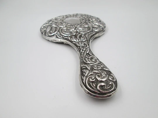 Espejo de mano ornamentado para tocador mujer. Plata de ley repujada. 1960. España