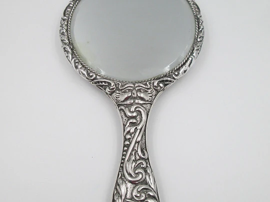 Espejo de mano ornamentado para tocador mujer. Plata de ley repujada. 1960. España