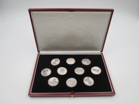 Estuche con diez monedas de plata de ley de la dinastía borbónica. España. 1980