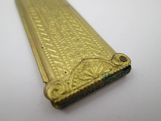 Estuche victoriano para minas de lapicero mecánico. Latón decorado. Perry & Co. 1890