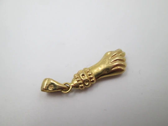 Figa / higa hand pendant. 18 karat yellow gold. Geometric ornaments. 1950's. Spain