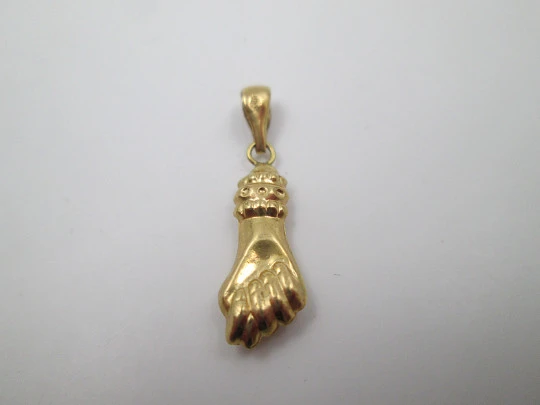 Figa / higa hand pendant. 18 karat yellow gold. Geometric ornaments. 1950's. Spain