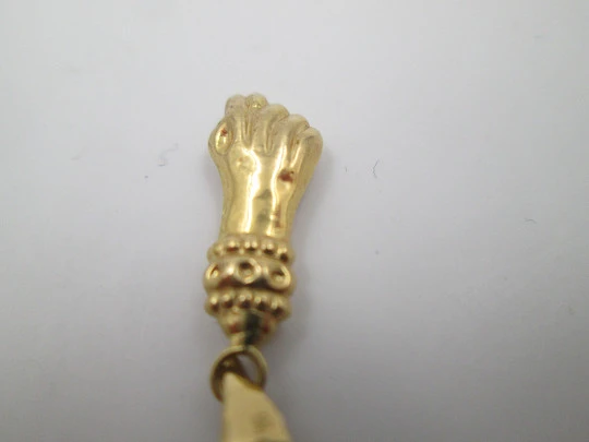 Figa / higa hand pendant. 18 karat yellow gold. Geometric ornaments. 1950's. Spain