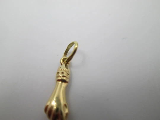 Figa / higa hand pendant. 18 karat yellow gold. Geometric ornaments. 1960's. Spain