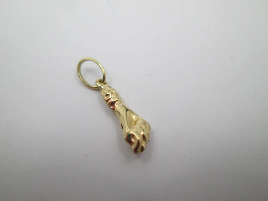 Figa / higa hand pendant. 18 karat yellow gold. Geometric ornaments. 1960's. Spain