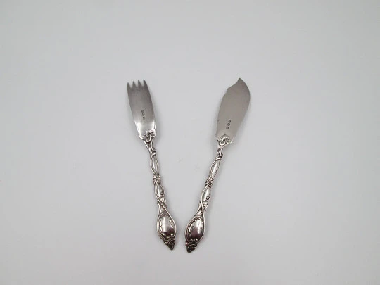 Fish serving cutlery set. Silver plated metal. Vegetable motifs. England. 1930's