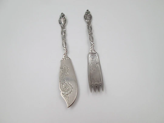 Fish serving cutlery set. Silver plated metal. Vegetable motifs. England. 1930's