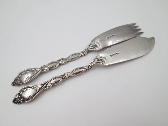 Fish serving cutlery set. Silver plated metal. Vegetable motifs. England. 1930's