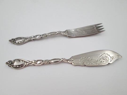 Fish serving cutlery set. Silver plated metal. Vegetable motifs. England. 1930's