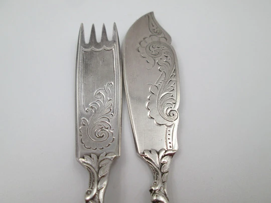 Fish serving cutlery set. Silver plated metal. Vegetable motifs. England. 1930's