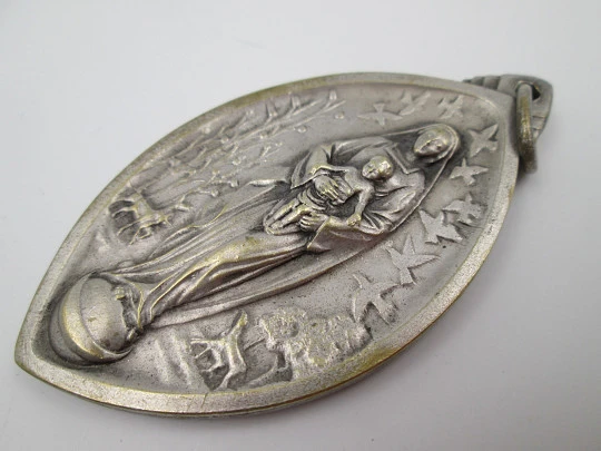 Gran medalla San Luis y Virgen con Niño. Alto relieve. Metal plateado. España. 1940