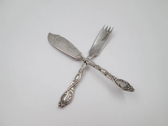 Juego de cubiertos para servir pescado. Metal plateado. Adornos vegetales. Reino Unido