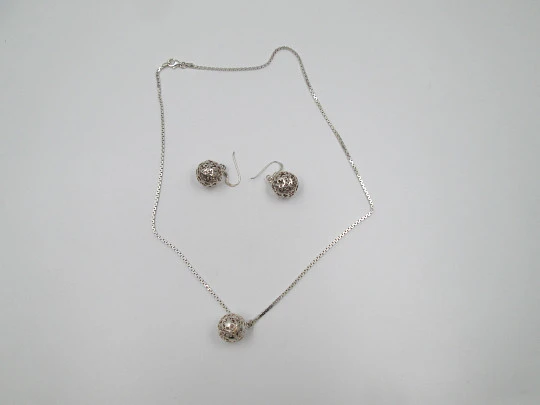 Juego de joyería para mujer. Collar y pendientes en plata ley. Esferas caladas. 1990