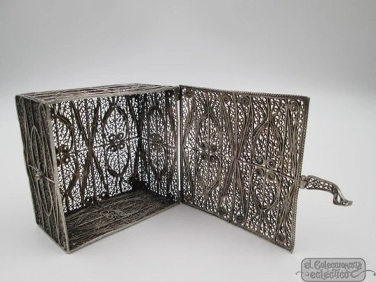 Ladie's filigree jewelry box. Sterling silver. Geometric motifs. Spain. 1970's