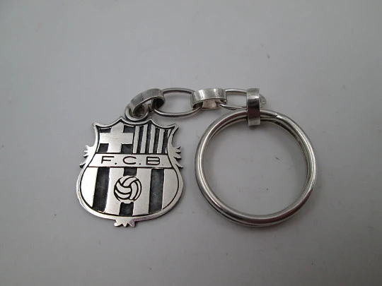 Llavero escudo Fútbol Club Barcelona. Plata de ley 925. Cadena y enganche. España. 1980