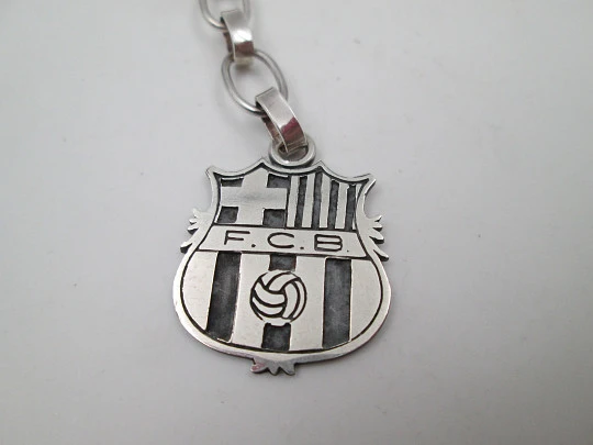 Llavero escudo Fútbol Club Barcelona. Plata de ley 925. Cadena y enganche. España. 1980