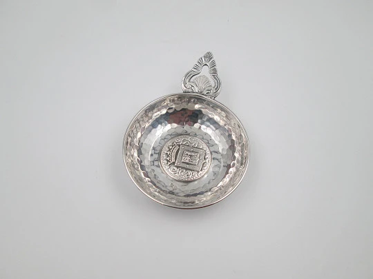 Madrid shield wine taster. Sterling silver. Handle with shell and scrolls. Spain. 1970's