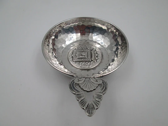 Madrid shield wine taster. Sterling silver. Handle with shell and scrolls. Spain. 1970's