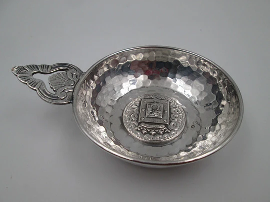 Madrid shield wine taster. Sterling silver. Handle with shell and scrolls. Spain. 1970's