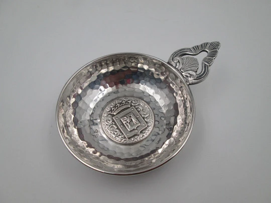 Madrid shield wine taster. Sterling silver. Handle with shell and scrolls. Spain. 1970's