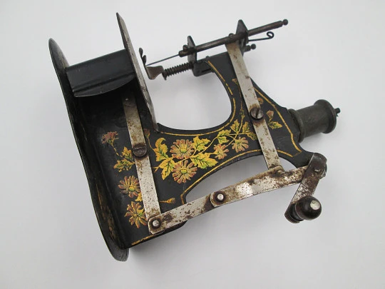 Máquina de coser de juguete en miniatura. Hojalata litografiada. Europa. 1900