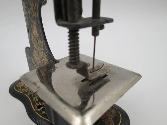 Máquina de coser de juguete en miniatura. Hojalata litografiada. Europa. 1900