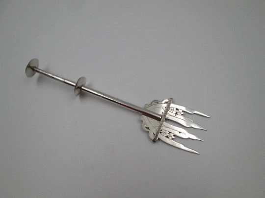 Mechanical fork / clamp for serving bread. Sterling silver. Floral & geometric motifs. 1940