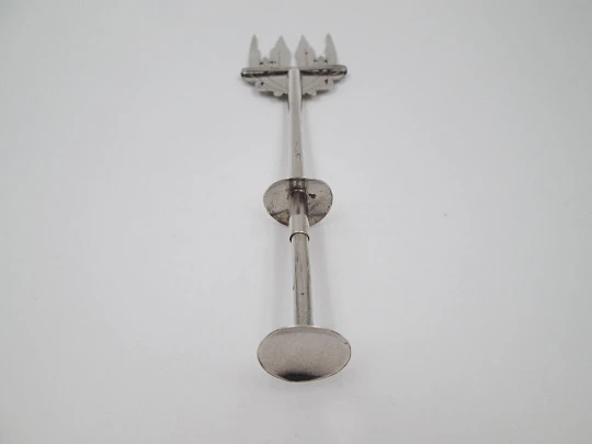 Mechanical fork / clamp for serving bread. Sterling silver. Floral & geometric motifs. 1940