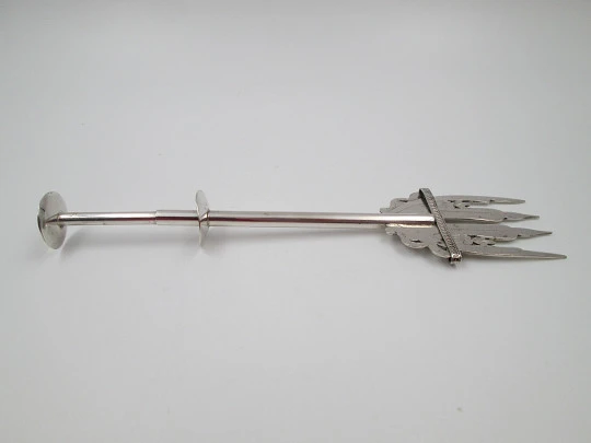 Mechanical fork / clamp for serving bread. Sterling silver. Floral & geometric motifs. 1940