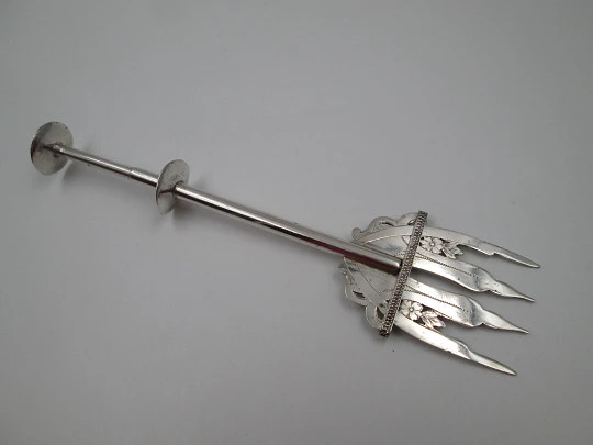 Mechanical fork / clamp for serving bread. Sterling silver. Floral & geometric motifs. 1940