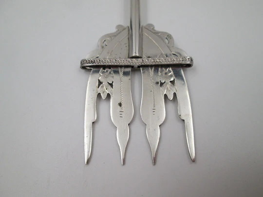 Mechanical fork / clamp for serving bread. Sterling silver. Floral & geometric motifs. 1940