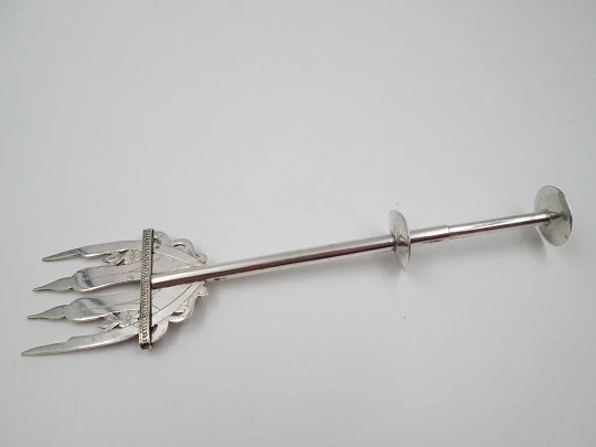 Mechanical fork / clamp for serving bread. Sterling silver. Floral & geometric motifs. 1940