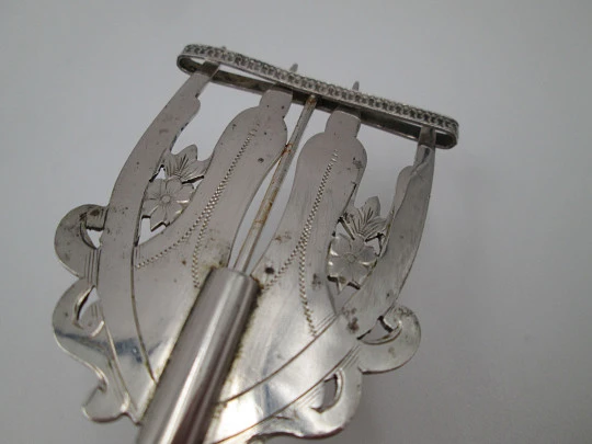 Mechanical fork / clamp for serving bread. Sterling silver. Floral & geometric motifs. 1940