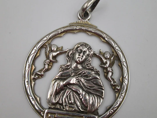 Medalla calada Inmaculada Concepción y querubines. Plata de ley. Asa y argolla. 1970